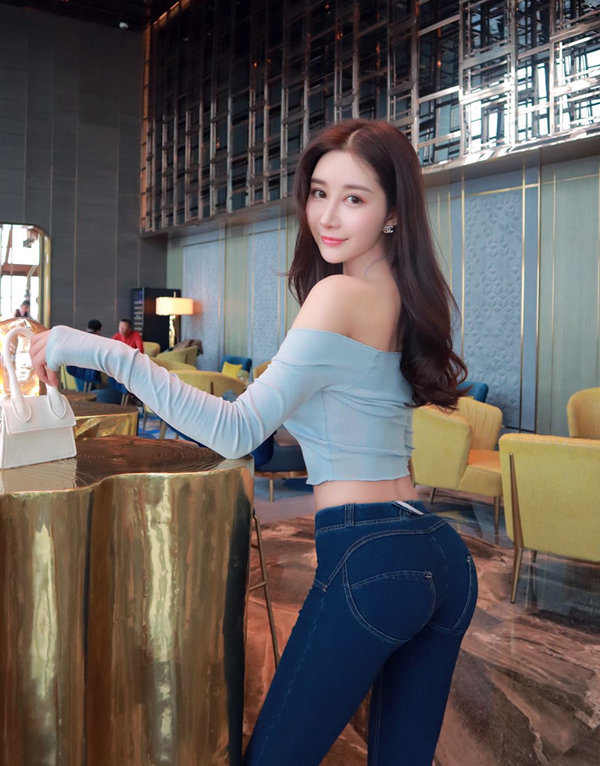 曼谷外围女大学生